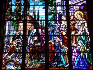 Stained-glassed window in Louannec Church: Saint Yves was able to open Kermartin manor, the family house of the Hélorys in Minihy-Tréguier village, for all the poor: doing so, he became on a very concrete manner their brother in Christ. 